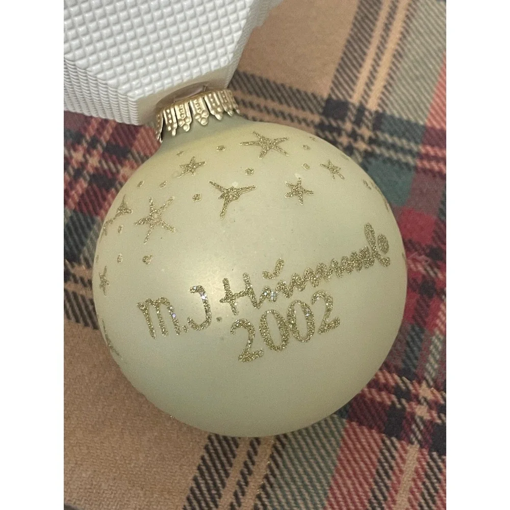 M.J. Hummel Glass Ball Ornament Unisex OS Cream Excellent‎ 2002 American Classic